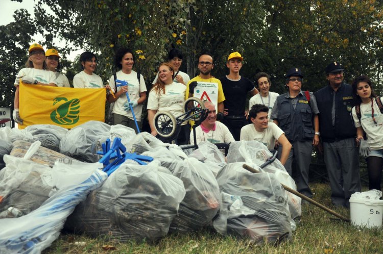 Foto di gruppo al termine della pulizia delle sponde del Sangone a Mirafiori